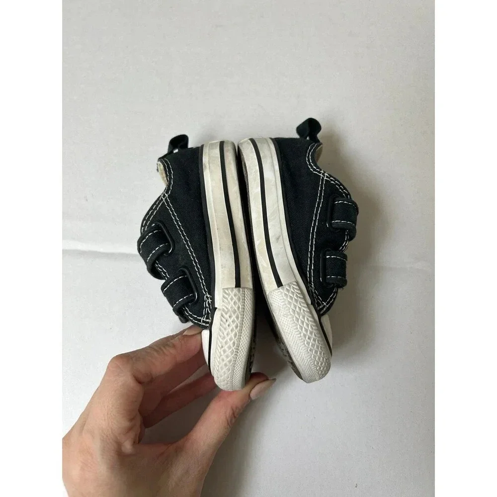 Converse kids low top All Star sneakers size 4
